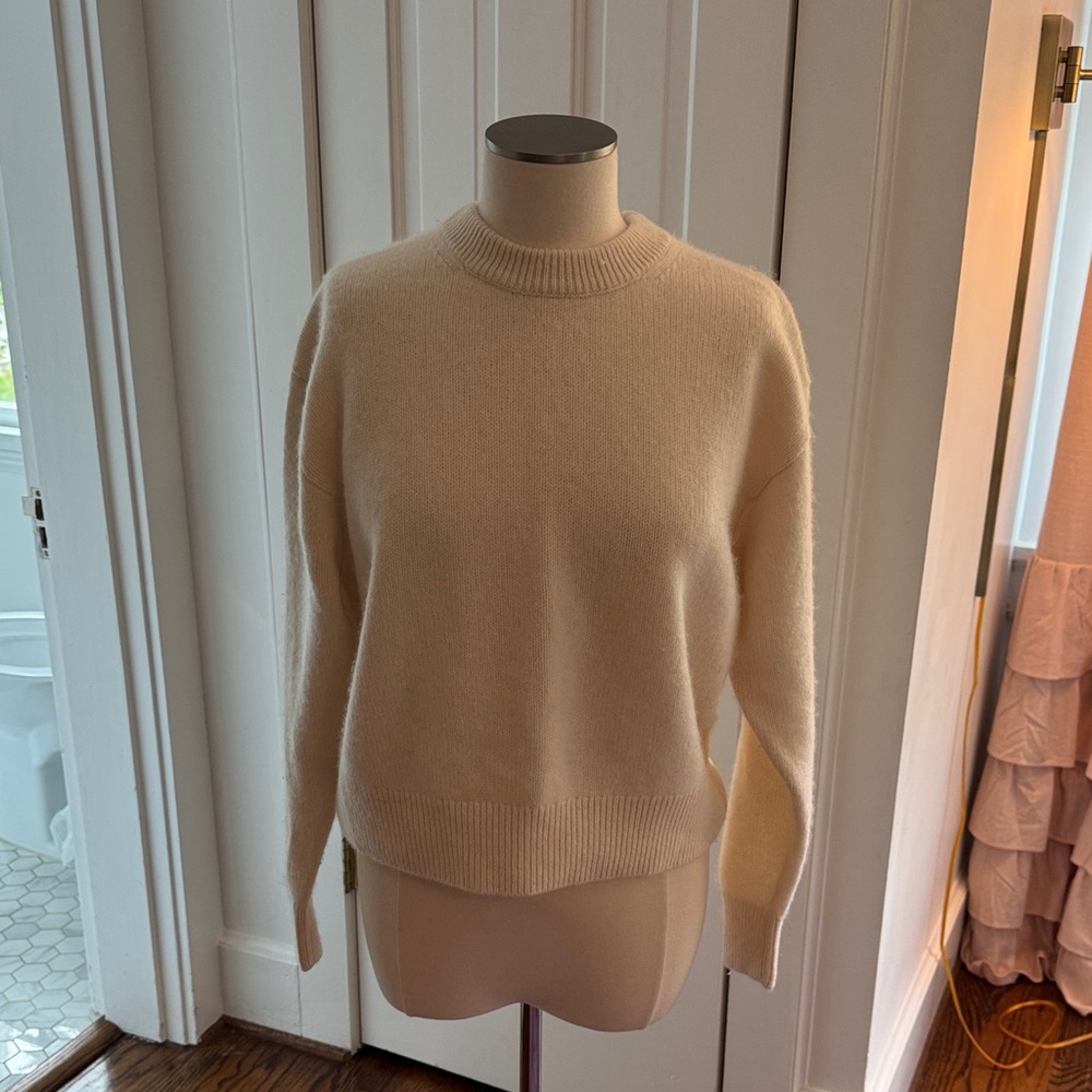 GUC- Cashmere Wilfred Soft Cream Crew Neck Sweater